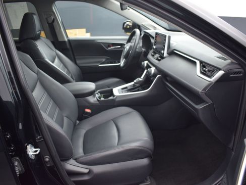 Used 2019 Toyota RAV4 XLE Premium image 10