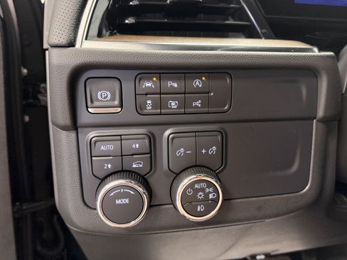 Used 2025 Chevrolet Tahoe High Country AWD/4WD image 16
