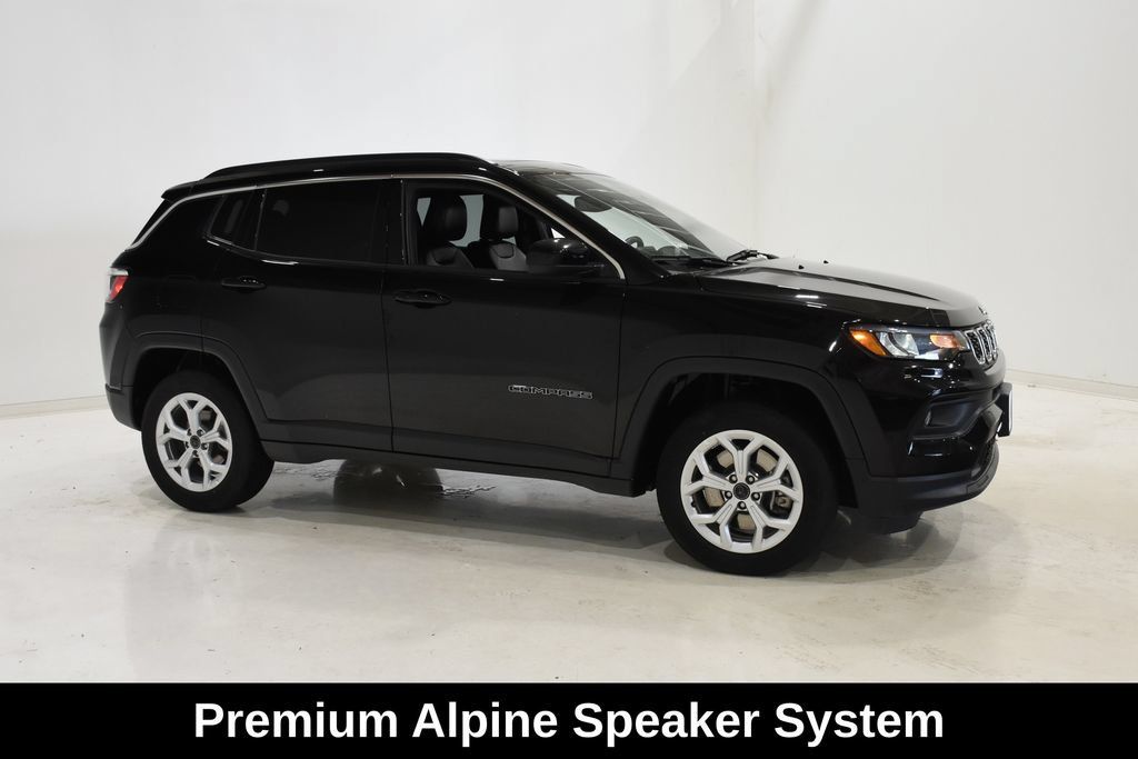 Used 2025 Jeep Compass Latitude w/ Sun & Sound Group AWD/4WD image 3