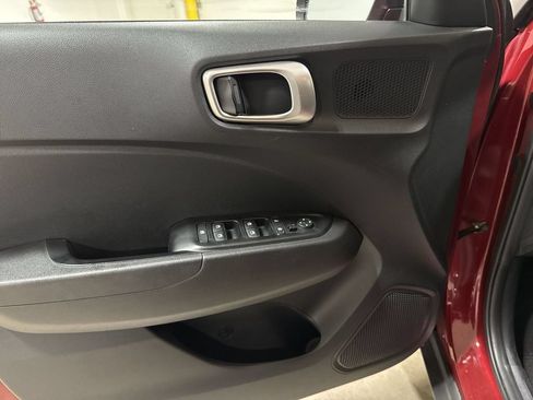 Used 2024 Hyundai Venue SEL FWD image 21