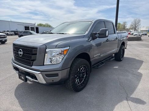 Used 2024 Nissan Titan SV w/ SV Convenience Package image 2