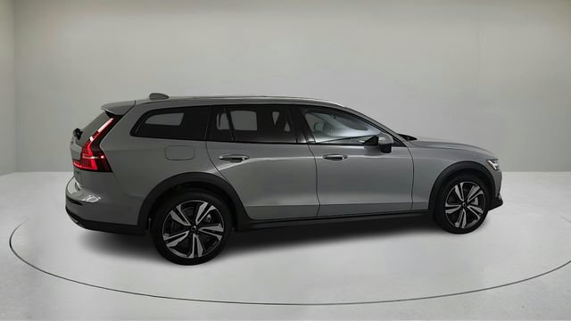 Certified 2026 Volvo V60 B5 Cross Country Plus w/ Climate Package AWD/4WD image 3