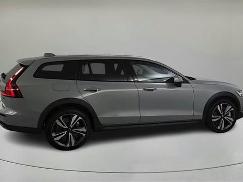 Certified 2026 Volvo V60 B5 Cross Country Plus w/ Climate Package AWD/4WD image 3