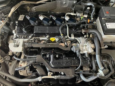 Used 2025 Toyota Corolla Cross LE image 30