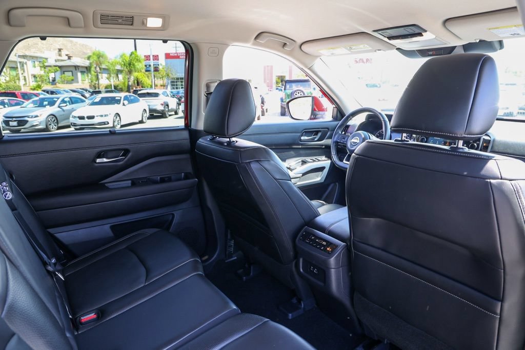 Used 2025 Nissan Pathfinder SL FWD image 17