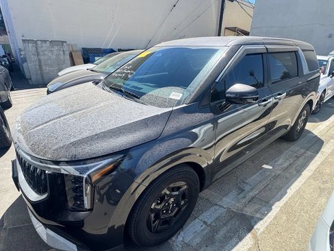 Used 2025 Kia Carnival FWD image 2