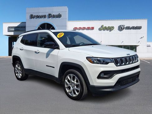 Certified 2023 Jeep Compass Latitude w/ Sun and Sound Group AWD/4WD image 1