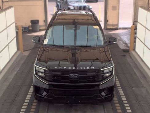 Certified 2025 Ford Expedition Active RWD image 5