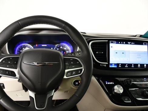 Used 2024 Chrysler Pacifica Touring-L FWD image 16