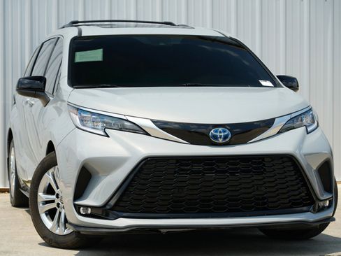 Used 2023 Toyota Sienna XSE image 4