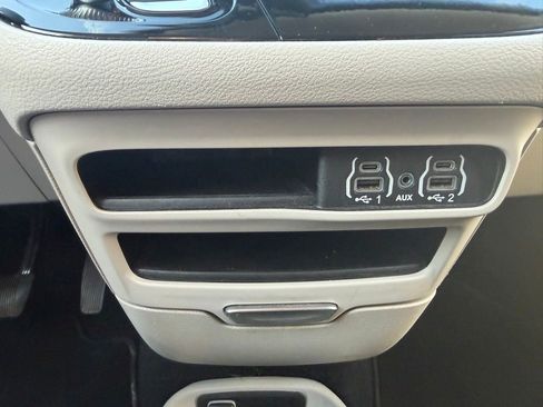 Used 2023 Chrysler Pacifica Touring-L FWD image 30