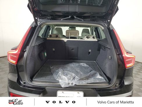 Used 2025 Volvo XC40 B5 Plus image 10