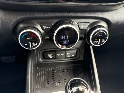 Certified 2025 Hyundai Venue Limited FWD image 31