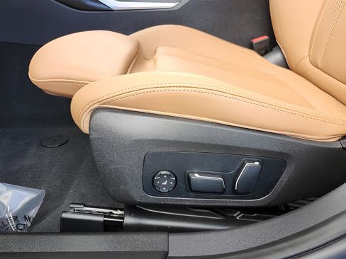 Certified 2025 BMW 330i Sedan w/ M Sport Package image 10