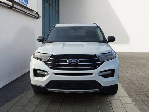 Used 2022 Ford Explorer XLT w/ Equipment Group 202A image 8