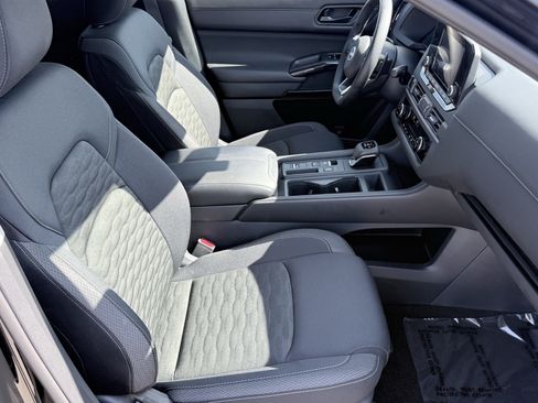 Used 2025 Nissan Pathfinder S FWD image 48
