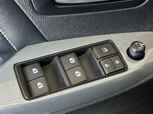 Used 2019 Toyota Sienna SE FWD image 14