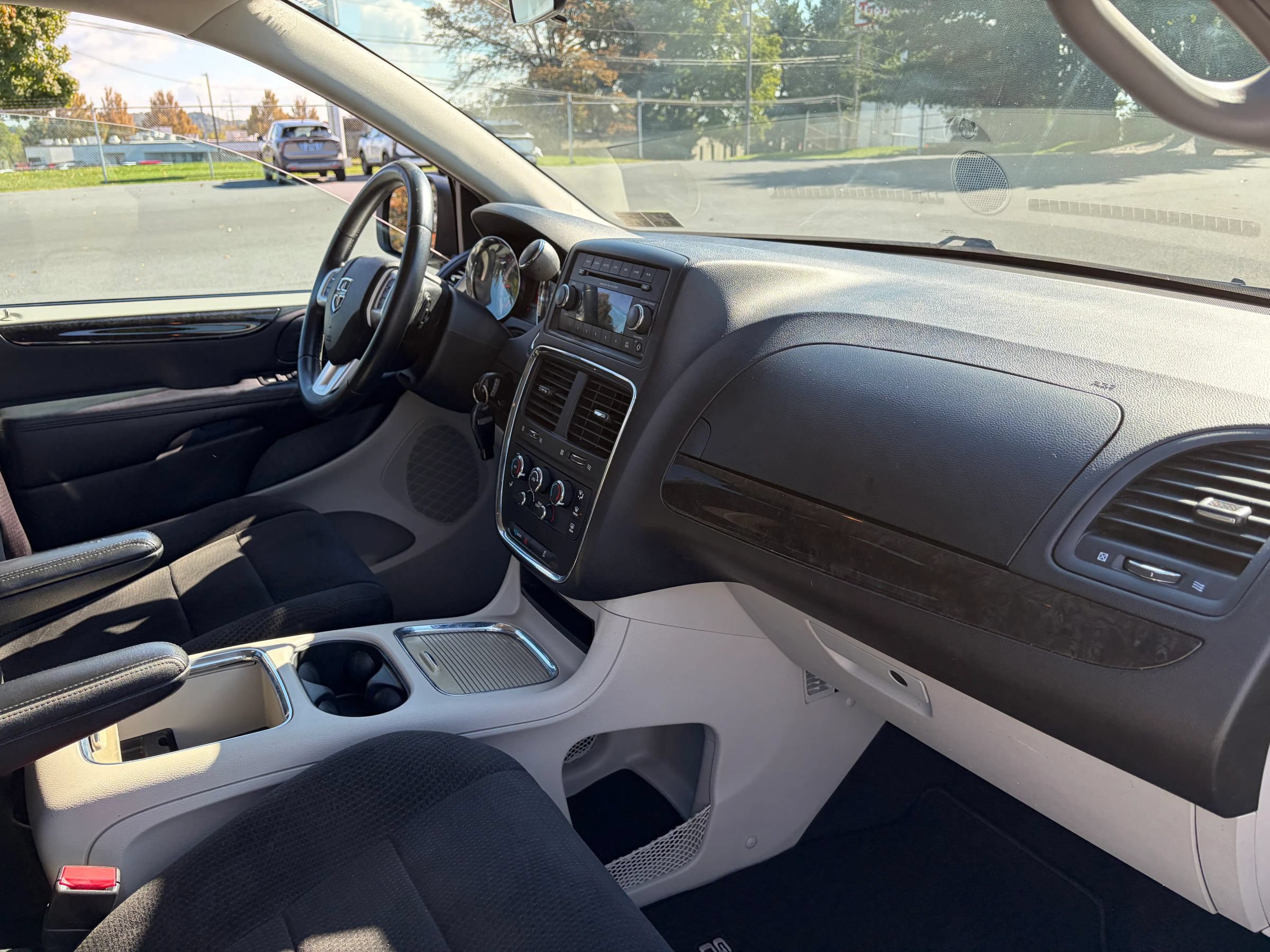 Used 2013 Dodge Grand Caravan SXT w/ Rear Park Assist Pkg FWD image 13