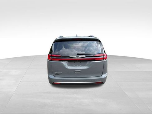 Used 2022 Chrysler Pacifica Touring-L FWD image 4