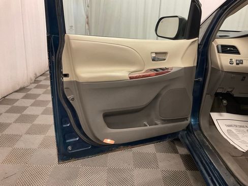 Used 2011 Toyota Sienna XLE w/ Entertainment Pkg image 22