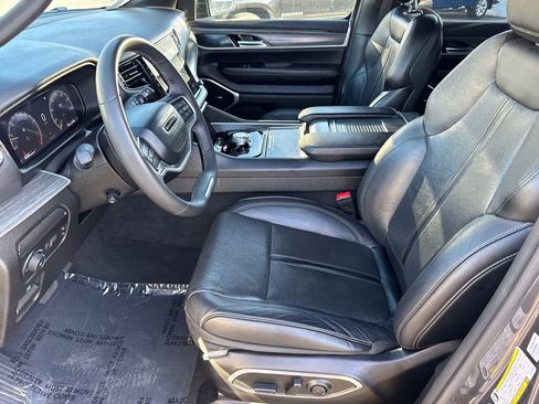 Used 2024 Jeep Wagoneer L Series II RWD image 28
