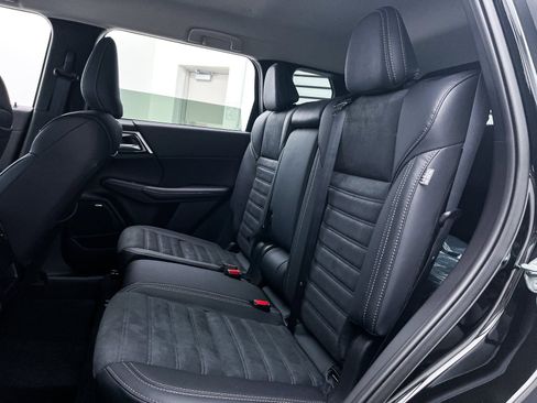 New 2025 Mitsubishi Outlander SE image 26