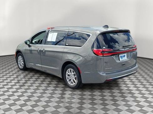 Used 2025 Chrysler Pacifica Select FWD image 4