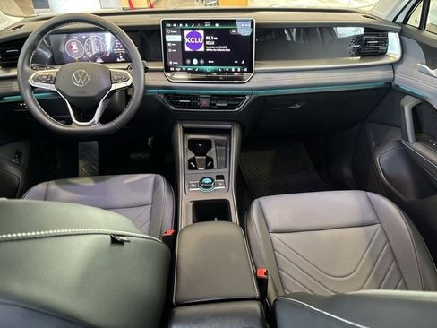 Used 2025 Volkswagen Tiguan SE image 19