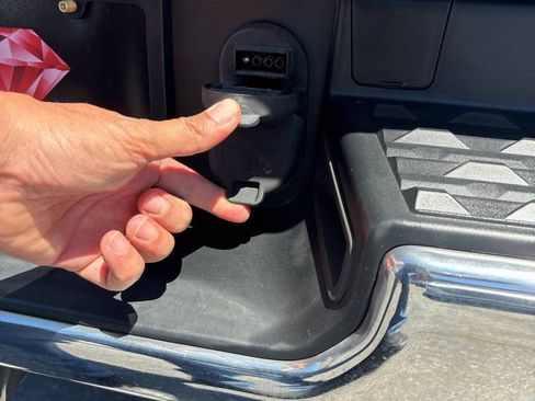 Used 2020 RAM 1500 Laramie AWD/4WD image 11
