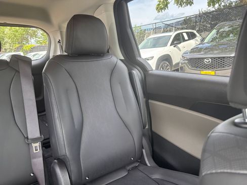 Used 2026 Kia Carnival FWD image 32