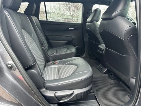 Used 2021 Toyota Highlander XSE image 17