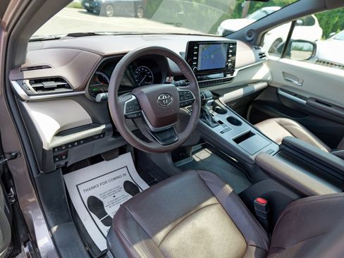 Used 2023 Toyota Sienna Platinum AWD/4WD image 20