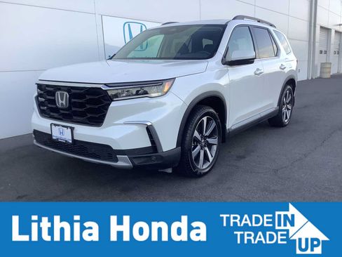 Used 2025 Honda Pilot Touring image 1