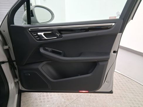 Used 2026 Porsche Macan image 34