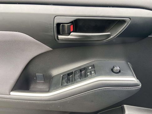 Used 2024 Toyota Highlander LE FWD image 12