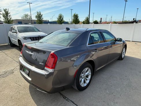 Used 2019 Chrysler 300 Touring RWD image 14