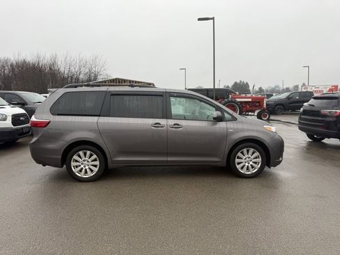 Used 2017 Toyota Sienna LE image 5