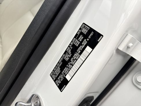 Used 2022 Volvo XC40 T5 Momentum image 20