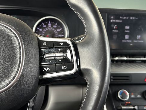 Used 2022 Kia Carnival LX image 25