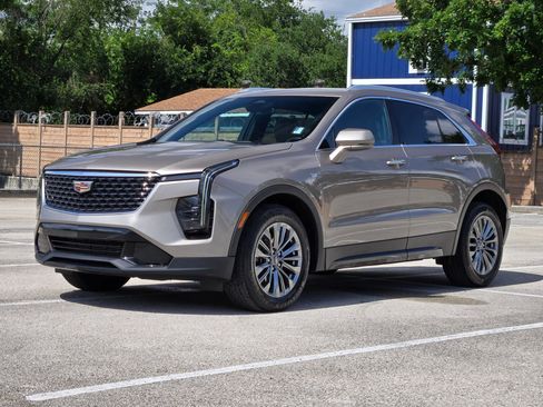 Used 2024 Cadillac XT4 Premium Luxury FWD image 8
