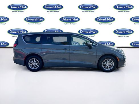 Used 2023 Chrysler Pacifica Touring-L FWD image 8