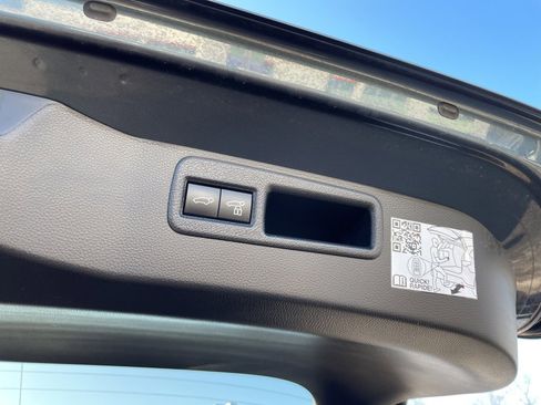 Certified 2021 Toyota Venza LE image 10