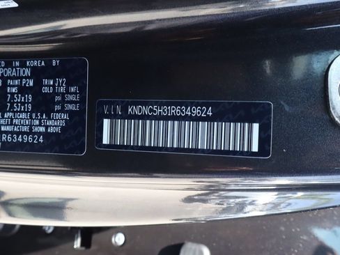 Used 2024 Kia Carnival EX FWD image 34