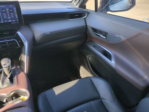 Used 2021 Toyota Venza Limited image 16