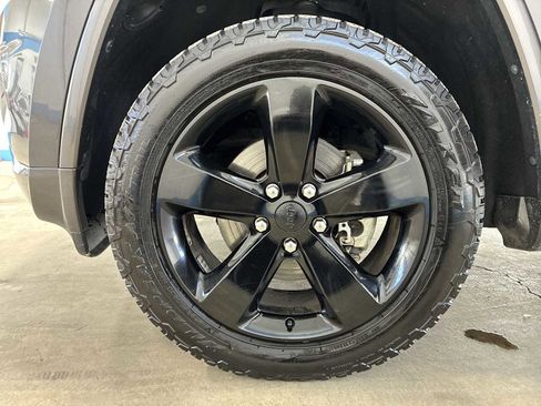 Used 2015 Jeep Grand Cherokee Altitude image 19