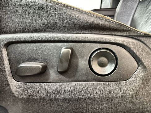 Used 2022 GMC Yukon XL SLT w/ SLT Premium Package image 14