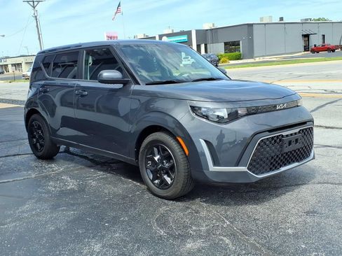Used 2023 Kia Soul LX w/ Option Group 015 FWD image 3
