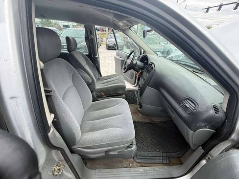 Used 2005 Dodge Caravan SE w/ Popular Equipment Group FWD image 2