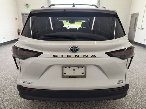 Used 2024 Toyota Sienna XLE FWD image 4