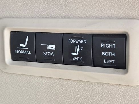 Used 2017 Chrysler Pacifica Limited FWD image 30